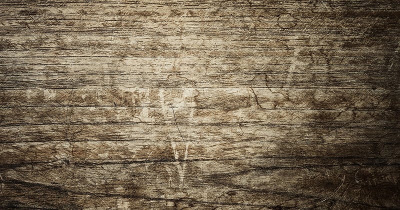 Comment décaper une vieille porte en bois sans y passer la journée