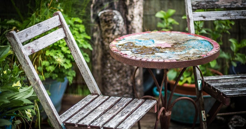 Comment entretenir une terrasse en bois naturellement sans se ruiner