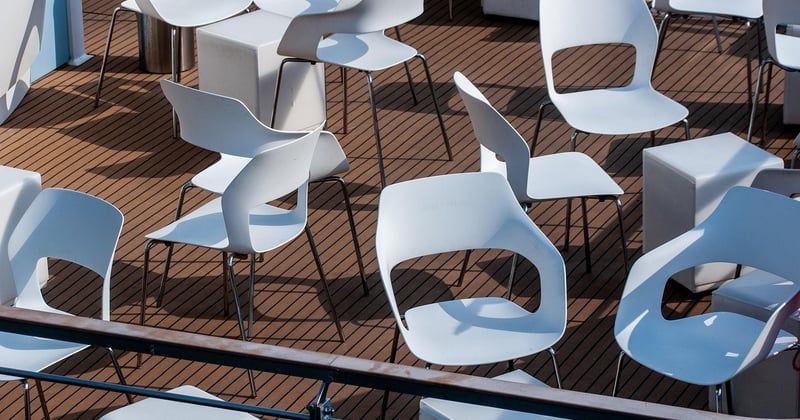 Aménager une terrasse cosy : les matériaux et le mobilier essentiels
