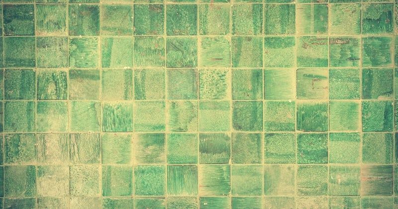 Comment poser un carrelage mural dans une salle de bain sans se tromper